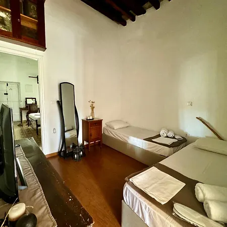Lotzia House * Κάστρο